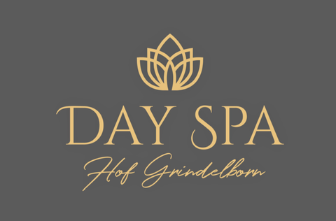 Logo Day Spa Hof Grindelborn mit goldener Schrift und Lotusblume.