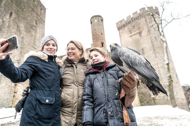 Kasselburg mit Gästen, © Eifel Tourismus GmbH, Dominik Ketz