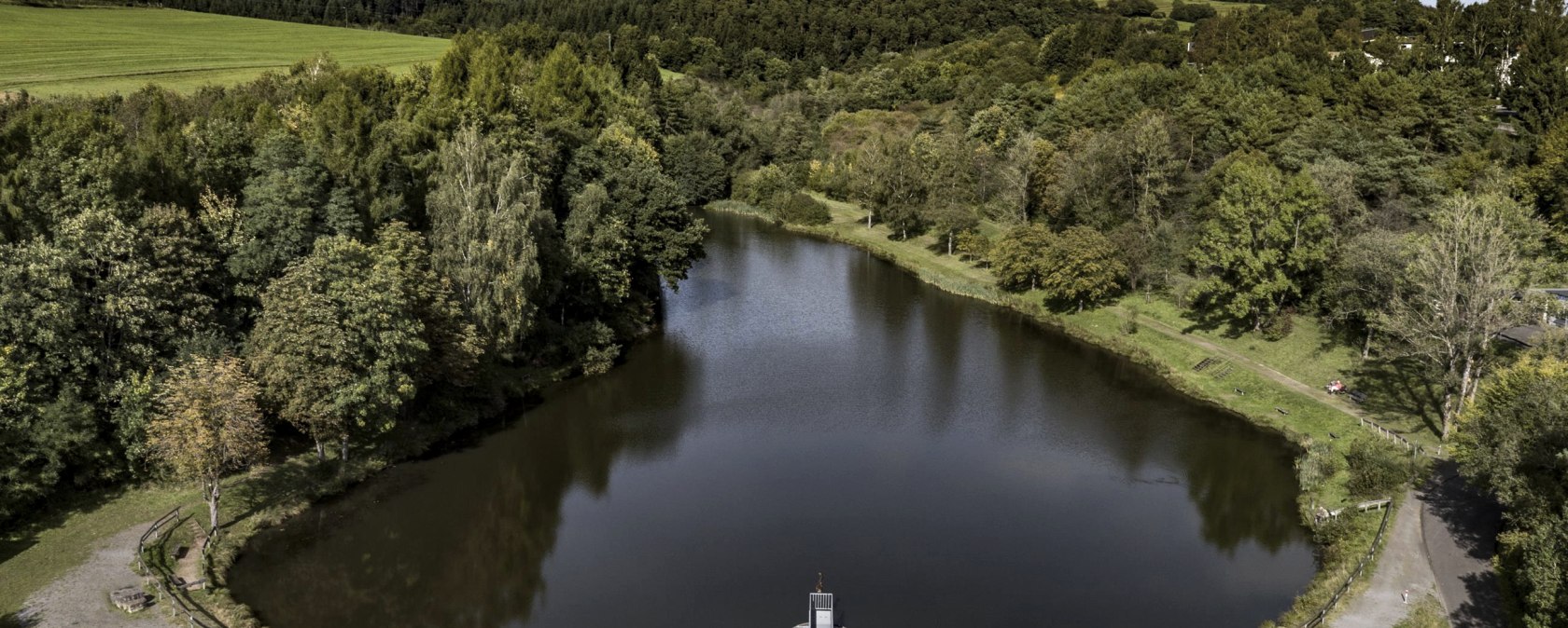 Stausee, © Nutzungsrecht: Leistung für Foto/Video Aufnahmen
Hiermit räumen wir ein einfaches Nutzungsrecht zur Veröffentlichung in allen Medien, für die erworbenen Bilder ein.
Nutzungsrechte laut § 31 Abs. 2 UrhG einfache Nutzungsrechte: Das einfache Nutzungsrecht berechtigt den Inhaber, das Werk auf die erlaubte Art zu nutzen, ohne dass eine Nutzung durch andere ausgeschlossen ist. Eine Nennung des Fotografen: Martin Müller, ist zwingend erforderlich.