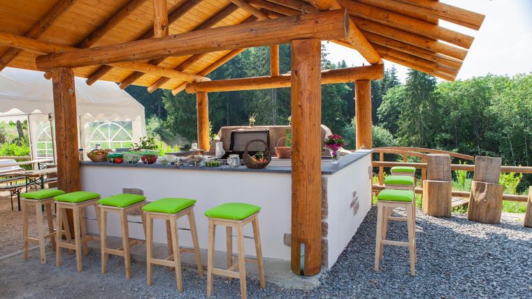 Barbecue Platz unter Holzdach
