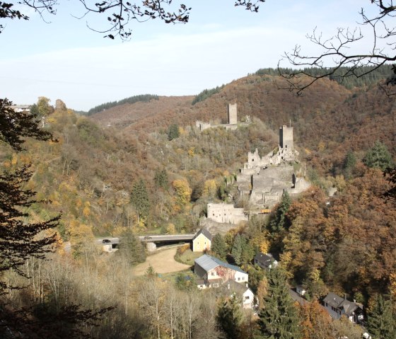 Wandertour mit Aussicht auf die Manderscheider Burgen, © Eifel Tourismus GmbH