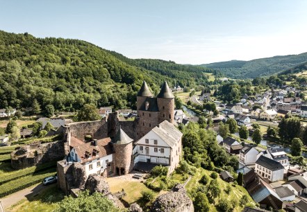 Bertradaburg mit Blick auf Mürlenbach, © Eifel Tourismus GmbH, Dominik Ketz