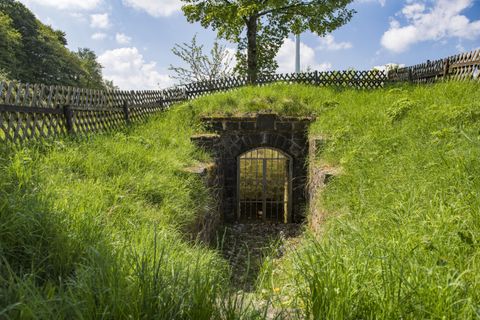 Durch eine Gittertür verschlossener Zugang zum Quellbunker.