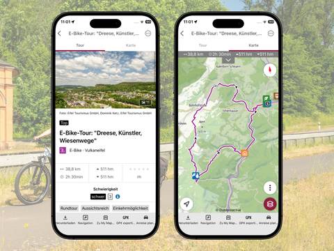 Zwei Handys nebeneinander zeigen Informationen zu einem Radweg in der App "Tourenplaner Rhienland-Pfalz". Im Hintergrund zwei Radfahrer auf einem Radweg.