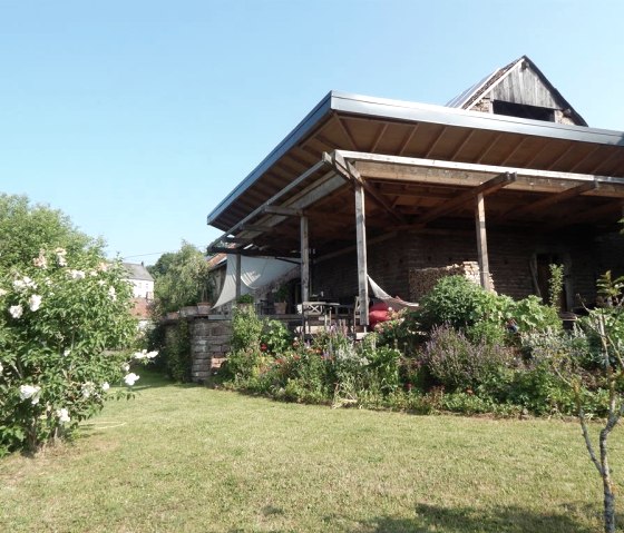 Uitzicht vanuit de tuin naar het terras