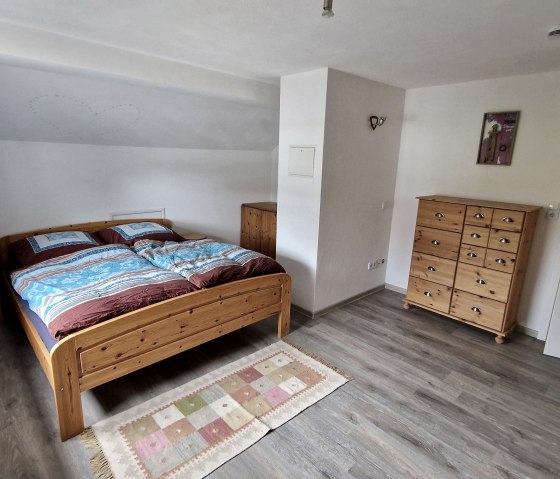 Schlafzimmer mit Fernseher