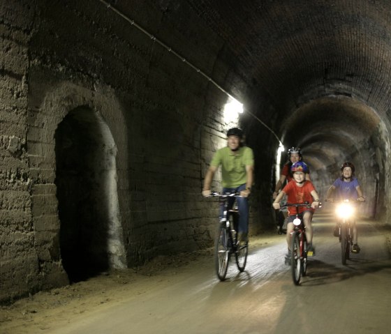 Die Tunneldurchfahrt bei Bleialf macht deutlich: Der Eifel-Ardennen-Radweg war ursprünglich eine Bahnstrecke, © Eifel Tourismus GmbH/intention