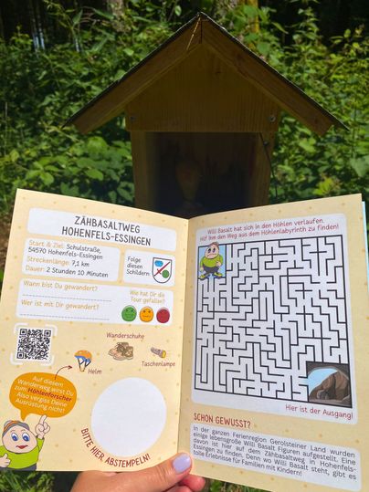 Ein geöffneter Wanderpass für den Zähbasaltweg in Hohenfels-Essingen mit einem Labyrinth und Informationen zur Wanderung.