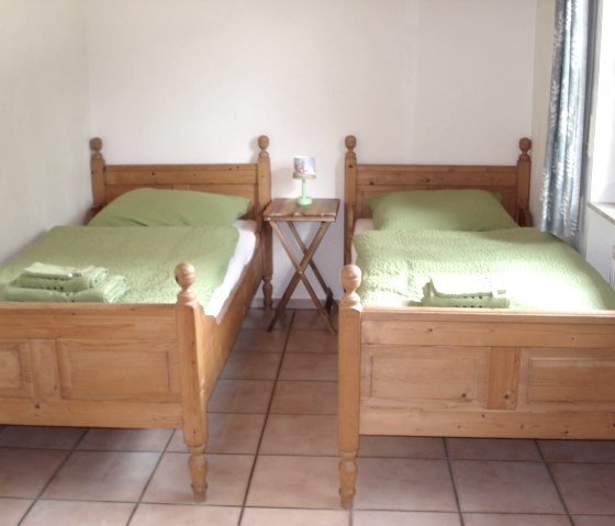 Bedroom 2 single beds