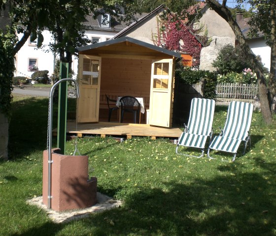 Gartenhaus mit Spiel und Liegewiese