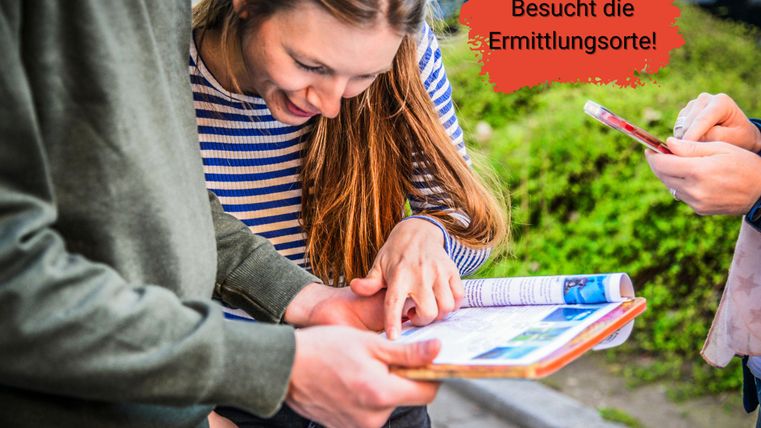 Eine Gruppe von Menschen schaut auf eine Karte und diskutiert. Im Hintergrund ist eine grüne Umgebung zu sehen.