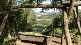 Schaukel mit Ausblick auf Gemündener Maar, © Eifel Tourismus GmbH, D. Ketz