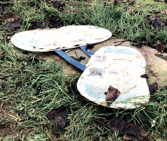 Zementblock mit Fu&szlig;-Befestigungen f&uuml;r die Willi Basalt Figur auf einer Wiese.