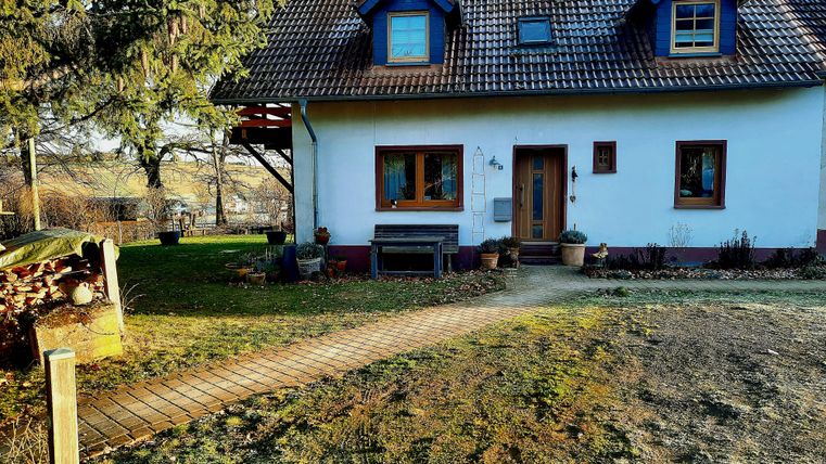 Ein gemütliches, zweigeschossiges Haus mit  Garten .