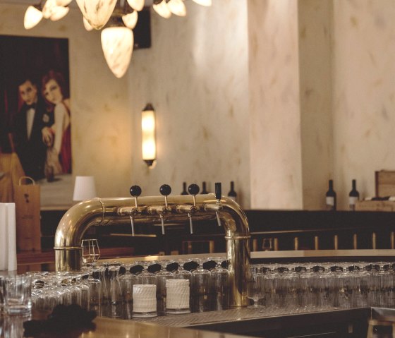 Hotel L&ouml;wenstein Leo's Bar & Caf&eacute; (2), &copy; Wir erlauben die zeitlich unbegrenzte Verwendung und die Ver&ouml;ffentlichung sowohl auf der Website als auch in den Social Media Kan&auml;len sowie in den Druckauflagen. Das Teilen und Bearbeiten darf nur in vorheriger R&uuml;cksprache mit uns erfolgen.