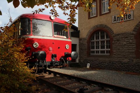 Ein roter Schienenbus steht vor dem Museumsgebäude