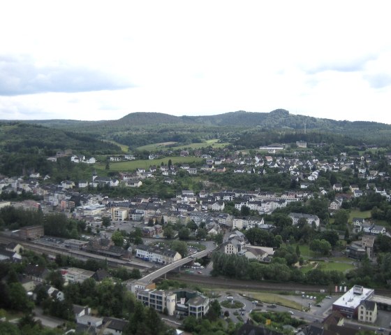 Gerolsteiner Felsenpfad: View of Gerolstein from the Munterley, © Eifel Tourismus GmbH