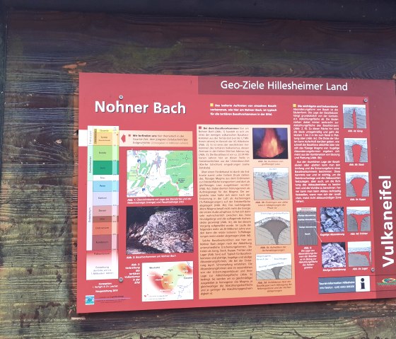 Rote Infotafel &uuml;ber den Nohner Bach mit geologischen Details und Grafiken zur Vulkaneifel im Hillesheimer Land., &copy; Touristik GmbH Gerolsteiner Land, Ute Klinkhammer