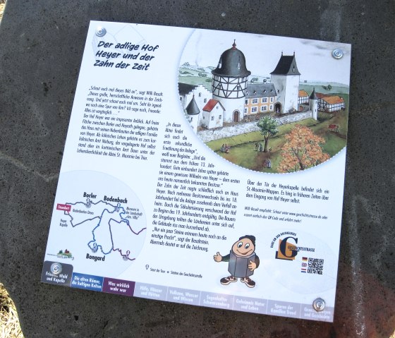 Infotafel &uuml;ber den adligen Hof Heyer mit historischem Bild, Text und einer Karte. QR-Code und Logo der Geschichtsstra&szlig;e sind sichtbar., &copy; Touristik GmbH Gerolsteiner Land, Ute Klinkhammer