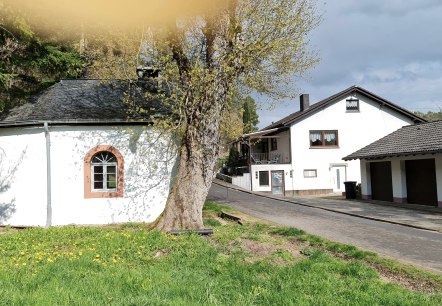 Kapelle mit Ferienhaus