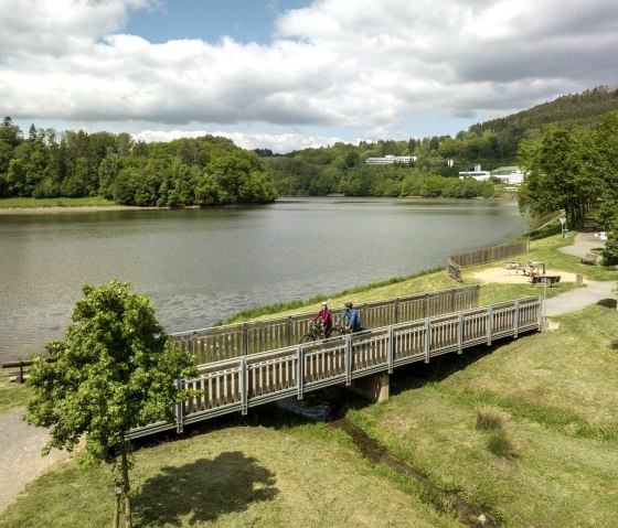 Het Prüm fietspad loopt langs het Bitburg stuwmeer bij Biersdorf, © Eifel Tourismus GmbH, Dominik Ketz