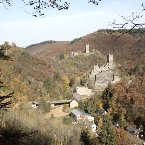 Hiking tour with a view of the Manderscheid castles, © Eifel Tourismus GmbH