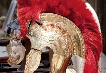 Ein historischer goldener Helm mit einem gro&szlig;en Schweif.