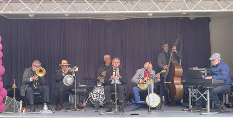 Ein Gruppenbild der Band während eines Auftrittes