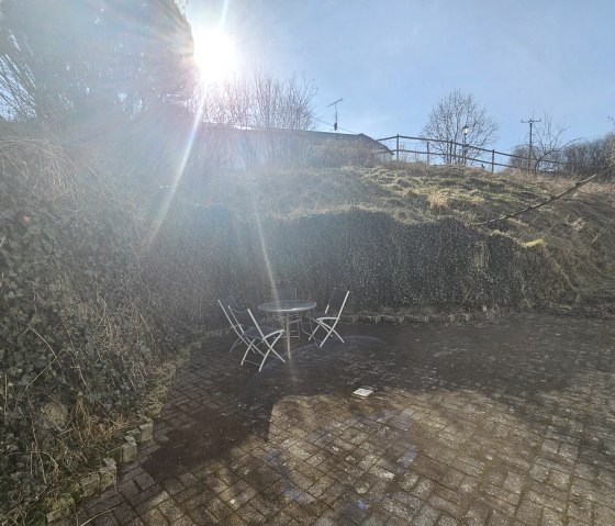 Terasse Fewo  / im Sommer mit Grill