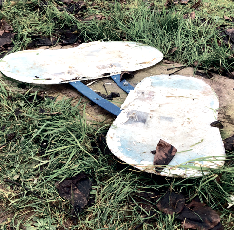 Zementblock mit Fuß-Befestigungen für die Willi Basalt Figur auf einer Wiese.