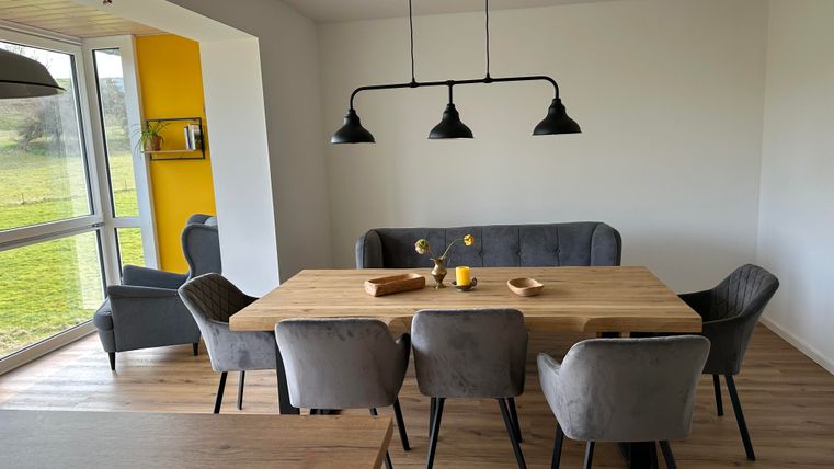 Großer Esstisch mit 8 Sitzplätzen, Kinderhochstuhl von Stokke ist vorhanden.