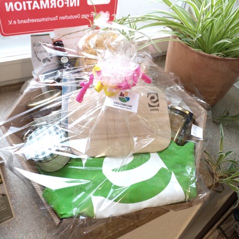 Een mooi verpakte geschenkmand met talrijke regionale levensmiddelen en producten.