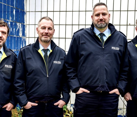 Krimi-Cops an der Tankstelle Linders, © Krimi-Cops