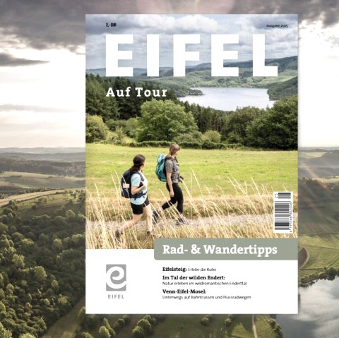 Titelseite von &quot;Eifel Auf Tour&quot; Rad- &amp; Wandertipps vor einer idyllischen Eifellandschaft.