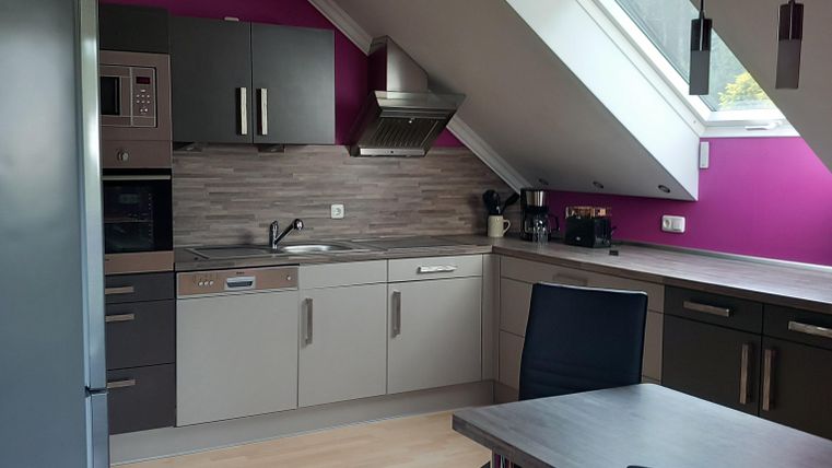 moderne und zweckmäßig eingerichtete Küche mit Zugang zu Balkon West