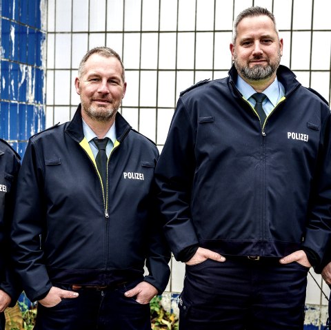 Krimi-Cops an der Tankstelle Linders, © Krimi-Cops