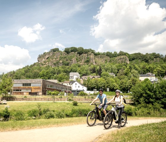 Kyll fietspad in Gerolstein. met de Dolomieten op de achtergrond, &copy; Eifel Tourismus GmbH, Dominik Ketz