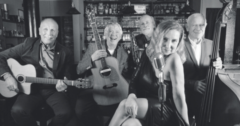 Gruppenbild der band in schwarz weiß.