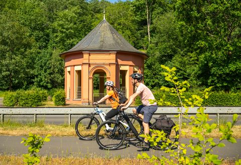 Radfahrer auf dem  Kyll-Radweg bei der Lindenquelle in Birresborn.