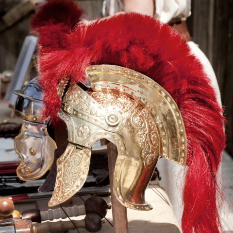 Ein historischer goldener Helm mit einem großen Schweif.