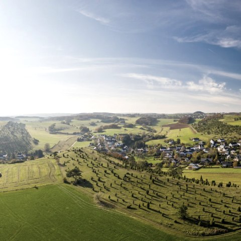 Blick auf den Kalvarienberg und Alendorf an Eifelsteig-Etappe 7, &copy; Eifel Tourismus GmbH, D. Ketz
