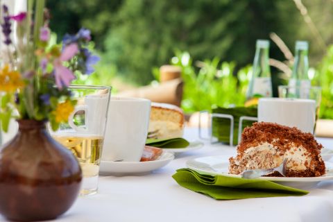 Ein Stück Kuchen und Getränke auf einem Tisch