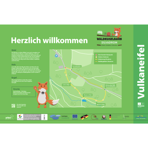 Informatiebord &ldquo;Hartelijk welkom&rdquo; bij het startpunt van het natuurbelevingspad met informatie over het bos, hout, de kogels en het parcours.