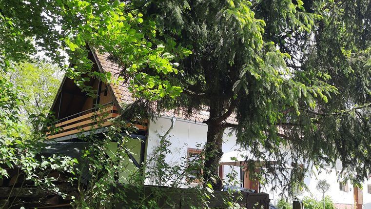 L'appartement de vacances est situé au 1er étage avec un balcon spacieux pour se détendre.