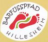 Logo des Barfußpfads Hillesheim mit roten Fußabdrücken und grünem Streifen.