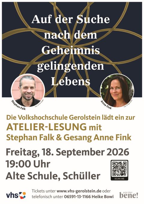 Das Plakat bewirbt die Atelier-Lesung „Auf der Suche nach dem Geheimnis gelingenden Lebens“ mit Autor Stephan Falk und musikalischer Begleitung von Anne Fink. Die Veranstaltung findet am Freitag, 18. September 2026, um 19:00 Uhr in der Alten Schule in Schüller statt. Ein QR-Code sowie Informationen zur Ticketbuchung über die Volkshochschule Gerolstein sind ebenfalls abgebildet.