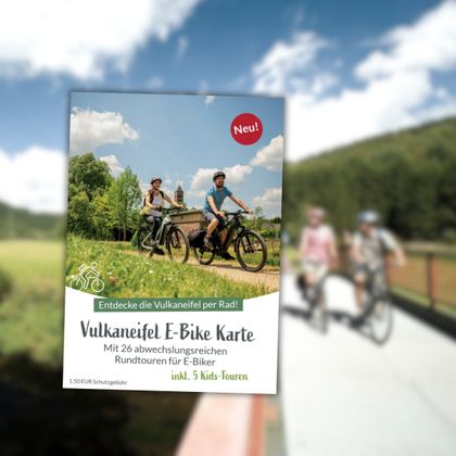 Titelseite Vulkaneifel E-Bike Karte mit einem Bild von zwei Radfahrern