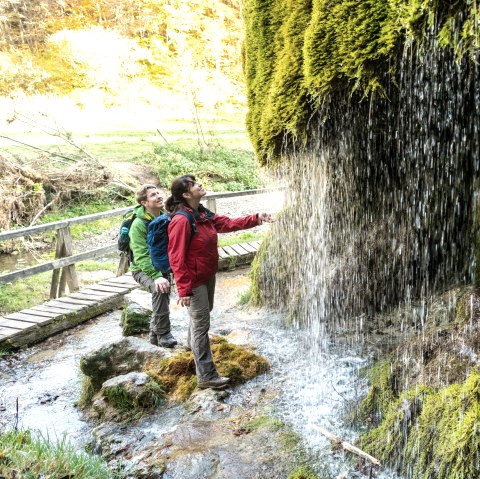 Verfrissing bij de Dreimühlen waterval op de Eifelsteig, © Eifel Tourismus GmbH, D. Ketz