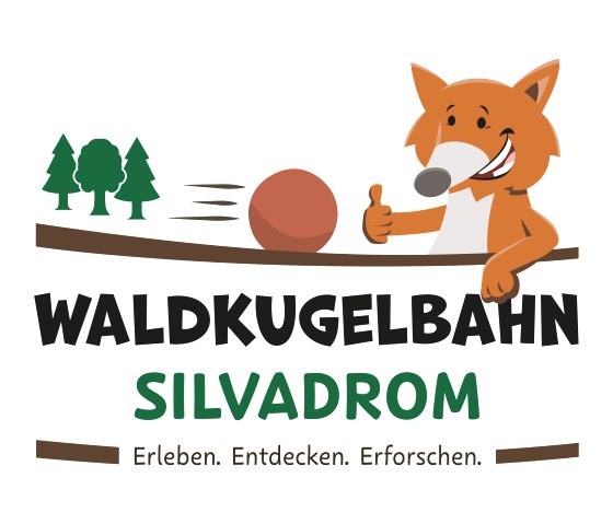 Logo der Waldkugelbahn SILVADROM mit einem lächelnden Fuchs, der Daumen hoch zeigt, einem rollenden Ball und Bäumen im Hintergrund. Text: Erleben. Entdecken. Erforschen., © Touristik GmbH Gerolsteiner Land