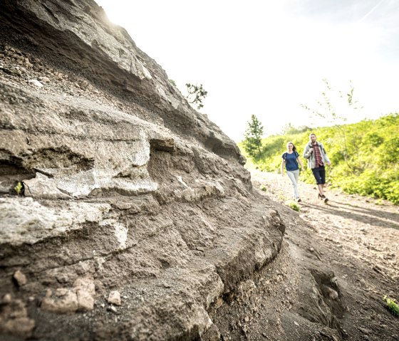 Layers of earth on the rock face of the Steffeln volcano head., © Eifel Tourismus GmbH, Dominik Ketz